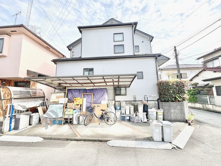 外観 【駐車場】駐車スペースを確保しており、お車をお持ちの方にも安心の住まいです。