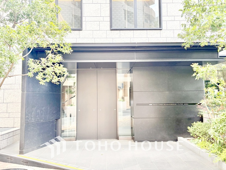 外観 【エントランス】住まう方や訪れる人を優しく迎えてくれるエントランス。マンションの顔となる落ち着いた空間です。