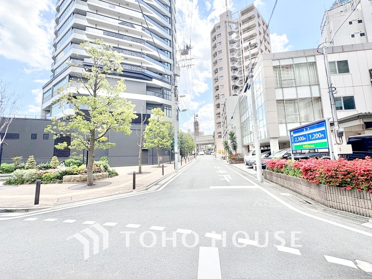 外観 【前面道路】前面道路の様子。周辺は穏やかな住宅街で落ち着いた暮らしが叶う環境です。