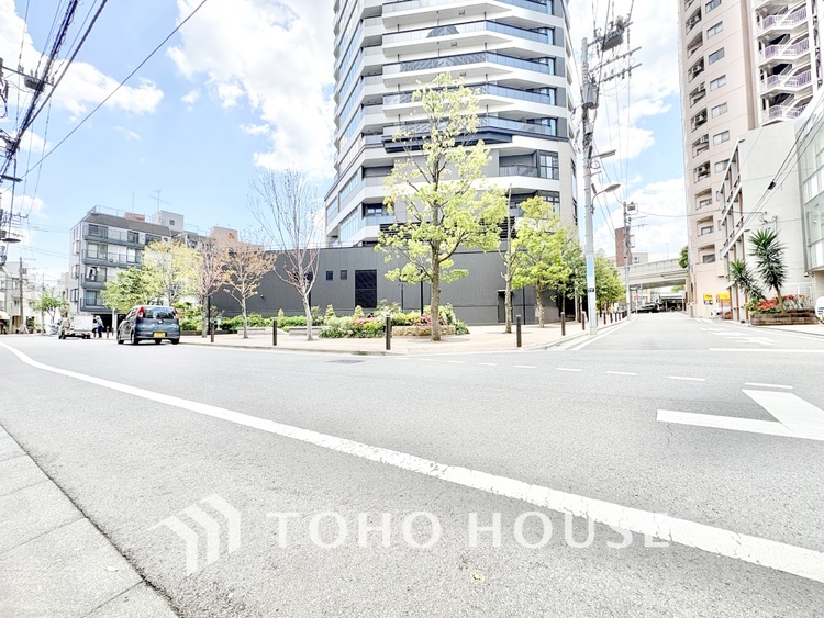 外観 【前面道路】前面道路は見通しが良く、車通りも落ち着いており、小さなお子様のいるご家庭にも安心の住環境です。