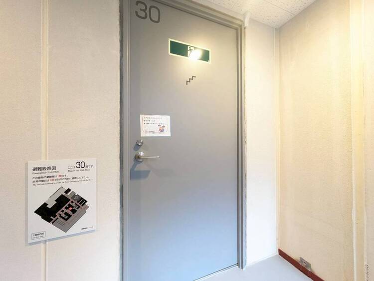 その他 共用部の階段です。明るく清潔に管理されています。