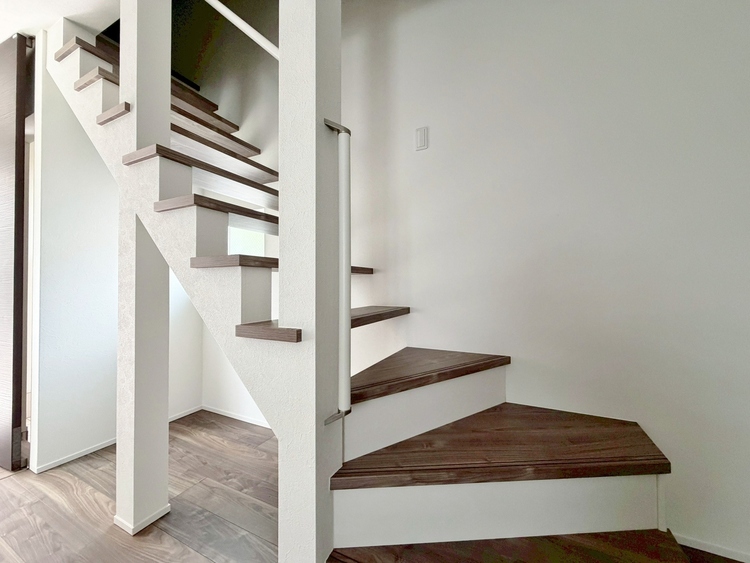 その他 ご家族の会話が増えるリビングイン階段は、明るく開放感のある設計です。