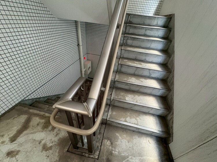 その他 共用部の階段です。明るく清潔に管理されています。