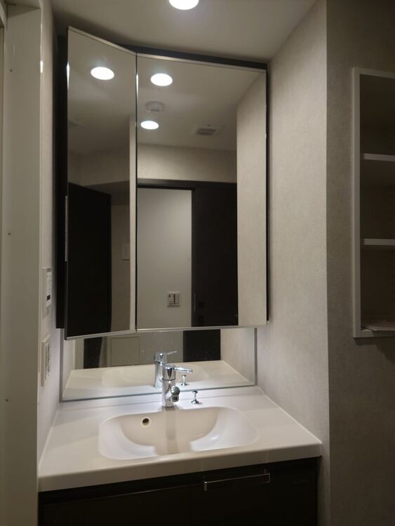 その他 清潔感を感じられる洗面化粧台。