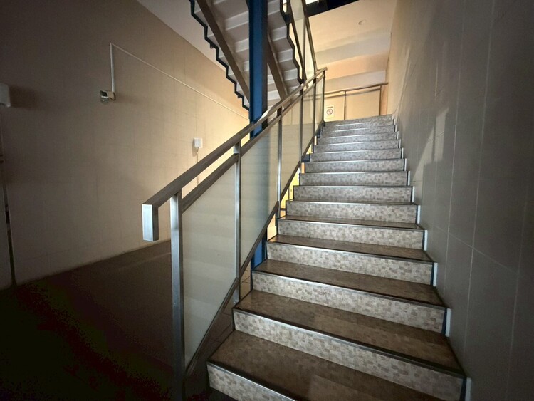 その他 共用部の階段です。明るく清潔に管理されています。