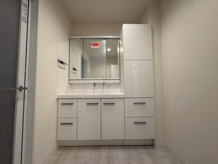 その他 清潔感を感じられる洗面化粧台。