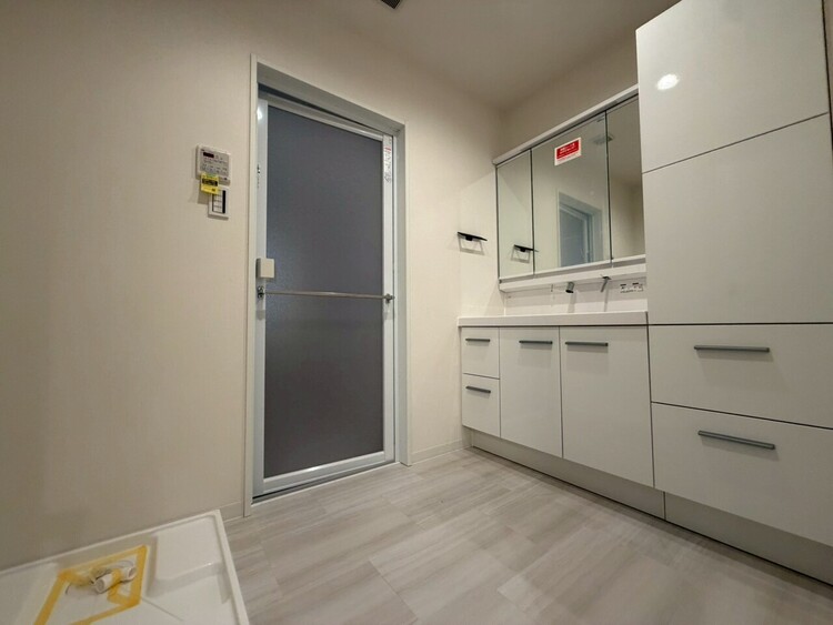 その他 十分な広さの脱衣所。