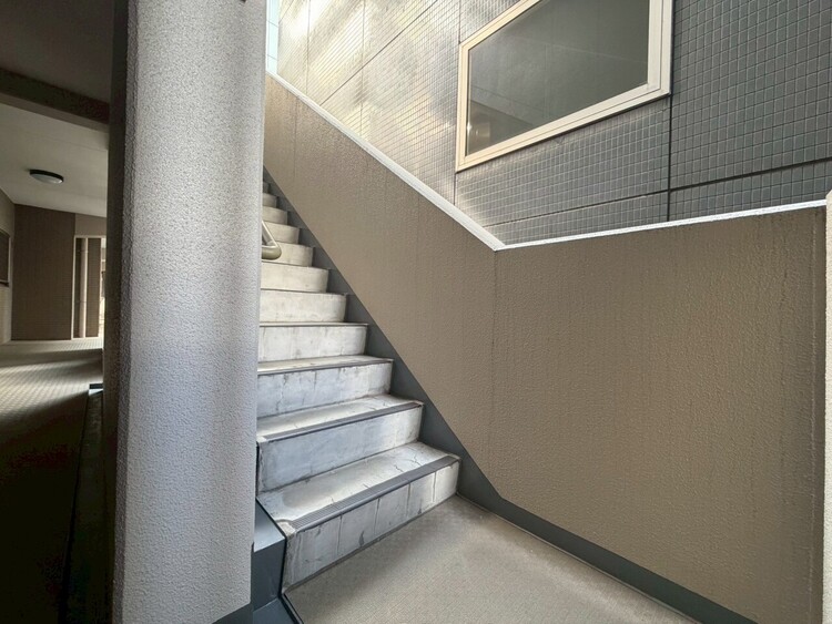 その他 共用部の階段です。明るく清潔に管理されています。