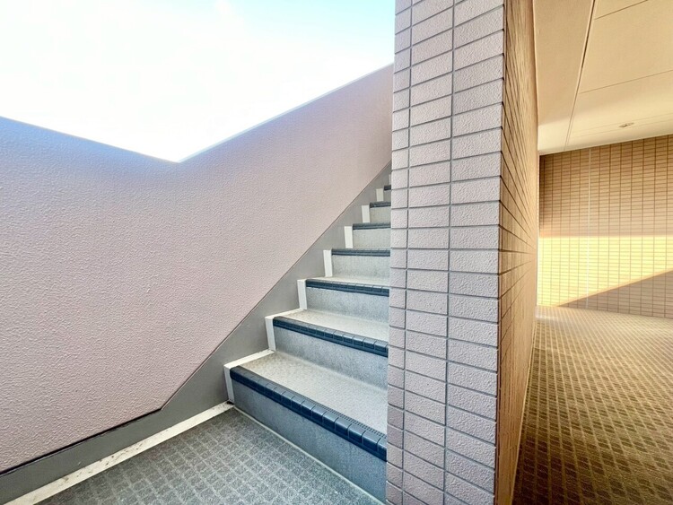 その他 共用部の階段です。明るく清潔に管理されています。