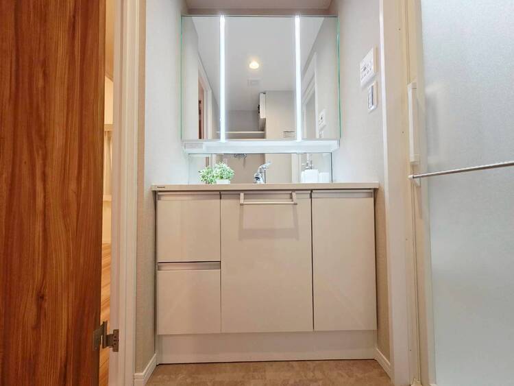 その他 清潔感を感じられる洗面化粧台。