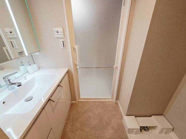 その他 十分な広さの脱衣所。