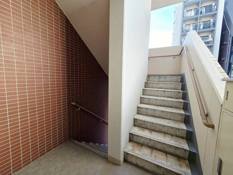 その他 共用部の階段です。明るく清潔に管理されています。