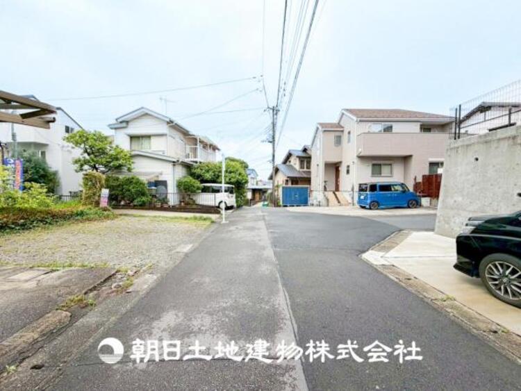 外観 【前面道路】前面道路は閑静な住宅地をはしる車通りの少ない道路。車の出し入れが苦手なママや小さなお子様にも安心です。