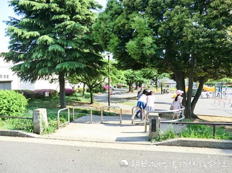 周辺 【旭台中央公園】280ｍ　低層の建物中心で開放的な立地にございます。木々や芝生の緑に癒される空間で、遊具で遊んだり走り回ったり、ベンチで休憩もできる広々としたスポットです。