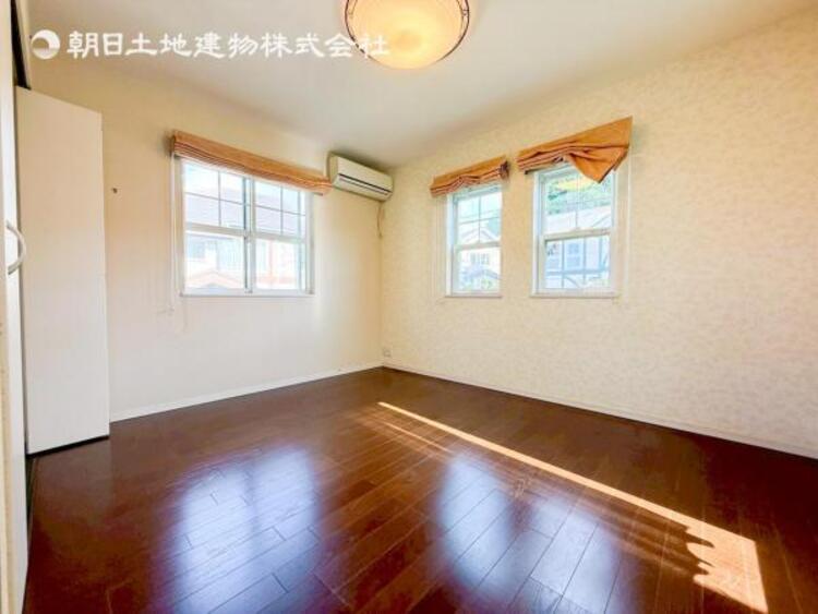 内装 採光を確保した明るい室内は風通しも良く穏やかな時が流れます！様々な生活スタイルにも対応可能な間取り。採光もアクセントの一つとして。この明るい好みの空間で読書をしたり、音楽を聞いたりと一人の時間も充実！ 