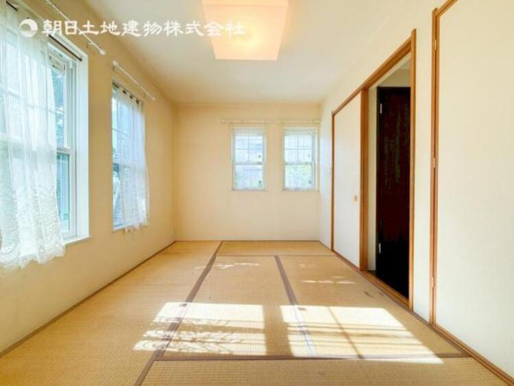 内装 居室はひとり時間を過ごせる安らげるお部屋として活用できます！収納スペースあり！荷物が多くても十分！！ベッドや勉強机、テレビなどを置きたい場合におすすめ！！過ごす時間が長くてもゆったり過ごせそうですね！ 
