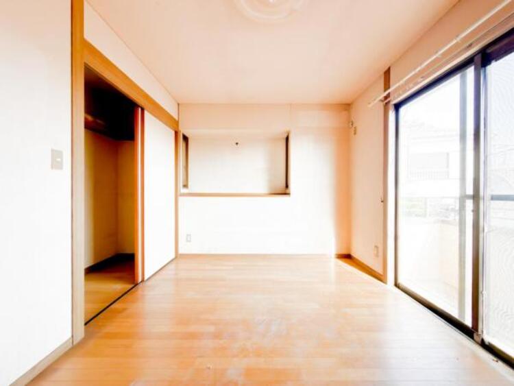 内装 穏やかな寛ぎあじわえるお部屋では有意義な時間がつくれます！！大きな窓からと陽光が注がれる明るい空間！光もアクセントの一つとして。一人時間も充実したものにできるプライベートルームは日々を豊かにします！！ 