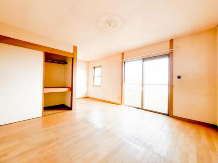 内装 居室はひとり時間を過ごせる安らげるお部屋として活用できます！収納スペースあり！荷物が多くても十分！！ベッドや勉強机、テレビなどを置きたい場合におすすめ！！過ごす時間が長くてもゆったり過ごせそうですね！ 