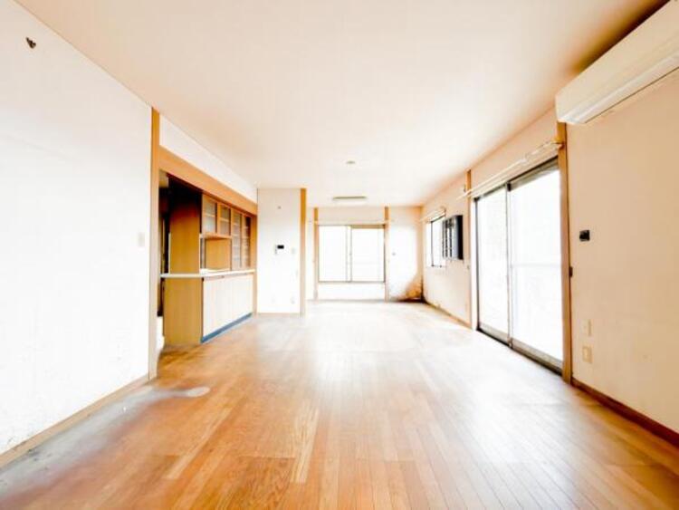 居間 家族の会話や笑顔が行き交うリビングで、子供を走り回らせたい。ダイニングテーブルでゆったり食事を堪能。光と風が溢れる開放的なリビングダイニングには、くつろぎの空間を生み自然と家族みんなが集まってきます 