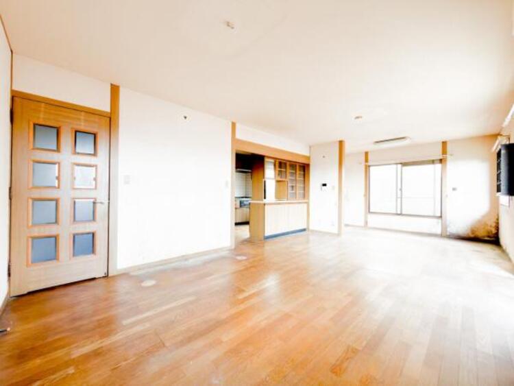 居間 お天気が晴れの日は照明をつけなくても充分明るいリビングです！どこか落ち着きのある広々とした内装です！皆で過ごす空間が、目に浮かんでくる様な優しいリビングダイニングです！くつろいだり楽しい時間を是非！ 