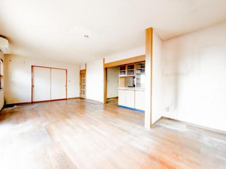 居間 開放感とプライベート感が見事に両立されたリビングダイニング！通常では相反するファクターがともにそろうと極上のくつろぎ空間が生まれます。だれにも譲りたくない至福の空間で過ごす日々は生活をより豊かにします 