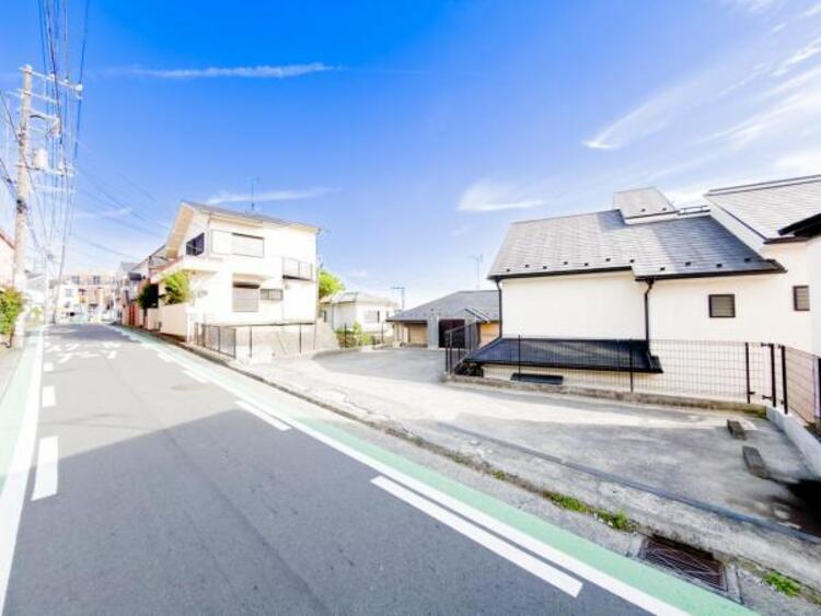 外観 開放感があり日当りも良好です！目の前に広がる開放感とゆとり。暮らしの夢を育む住まいがここにあります！穏やかな風と陽光を導き、プライバシーに配慮された設計プランで居住性を一段と心地よいものにしています！ 