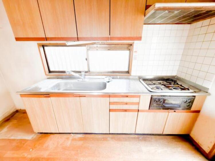 キッチン 【キッチン】キッチンは使い勝手が良好です。　　大容量のカップボードもとても便利です。 