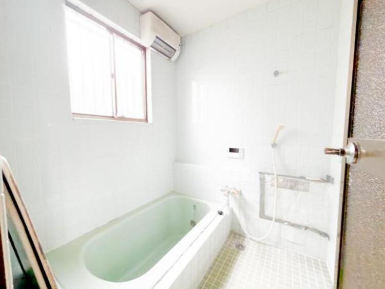 風呂 【浴室】ゆったりと寛げる広々バスで足を伸ばしてリラックス。　最新のユニットバスは設備も充実です。 