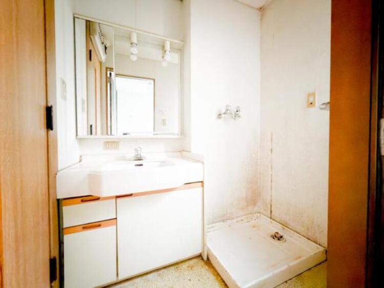 洗面 【洗面・脱衣所】３面鏡、シャワーヘッド、収納など充実の設備。動きやすい広さがあり使い勝手が良好です。 