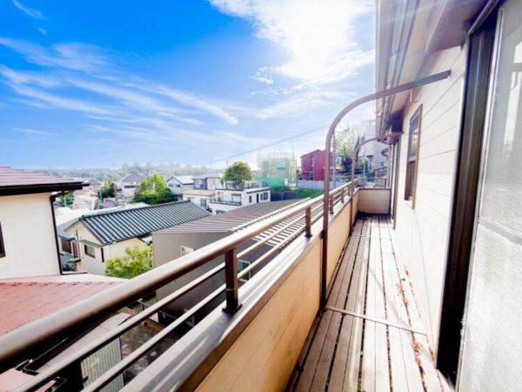バルコニー 【バルコニー】太陽の光と爽やかな風を受けられるバルコニーです。太陽の匂いを感じられそうです！ 