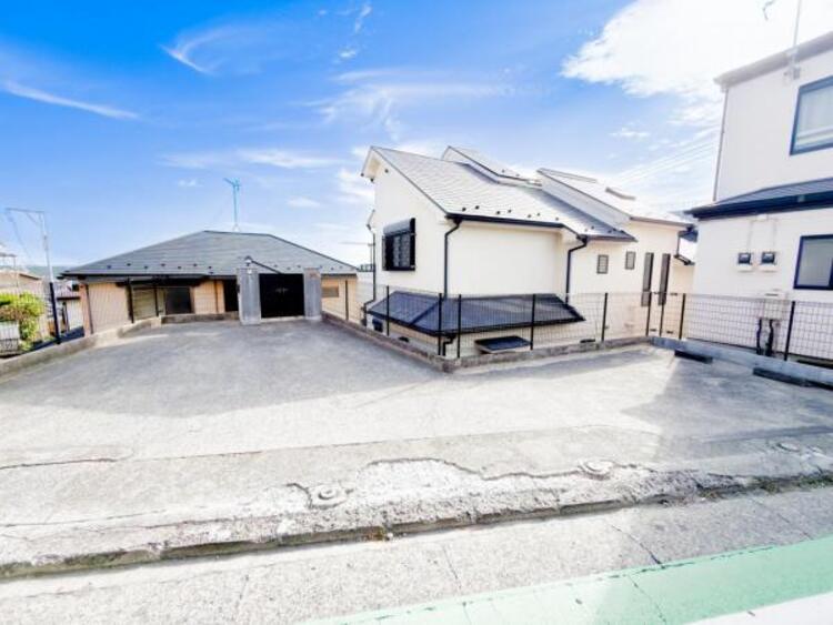 駐車場 【2台分の駐車スペース】駐車が苦手な方でも楽々とお止めいただけます♪バイクや自転車も十分置けるので置き場に困る心配はありません♪ 