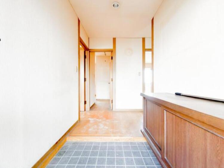 その他 【玄関】明るく広い玄関には収納力に優れたシューズボックス。　靴をスッキリと整頓することができます。 