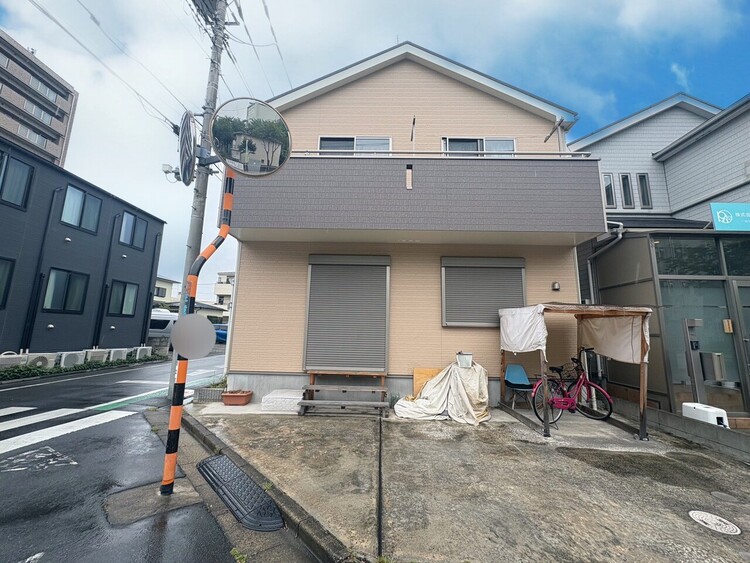 駐車場 本物件の駐車スペースです。車種制限のある場合もございますので、お気軽にお問い合わせくださいませ。
