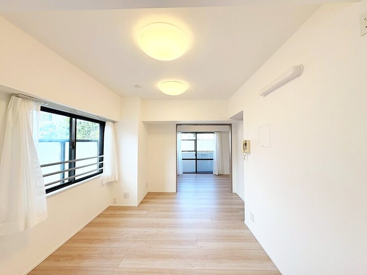 居間 忙しく過ぎゆく日常を置き去るほど、ゆったりした時間が流れるリビング。