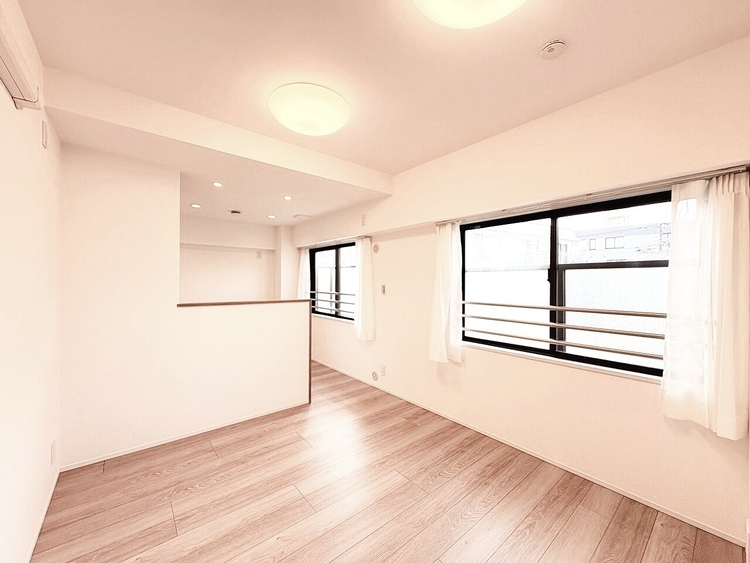 居間 飾り過ぎないシンプルな内装と偏り過ぎないデザインで統一しました。