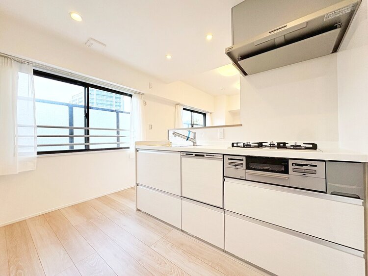 キッチン スマートな意匠と充実の機能を備えたキッチンが、暮らしにおいしい彩りを添えます。