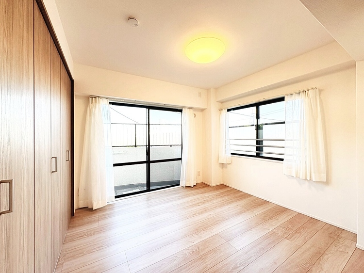 寝室 ベッドも十分に設置するスペースがあります。