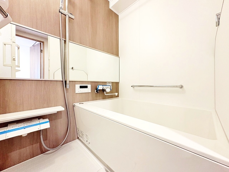 風呂 一日の疲れを癒すバスルームは、心地よいリラックスを叶える清潔感溢れる空間です。