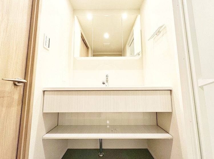 洗面 何かと物が増える場所だからこそ、スッキリと見映えの良い空間に。