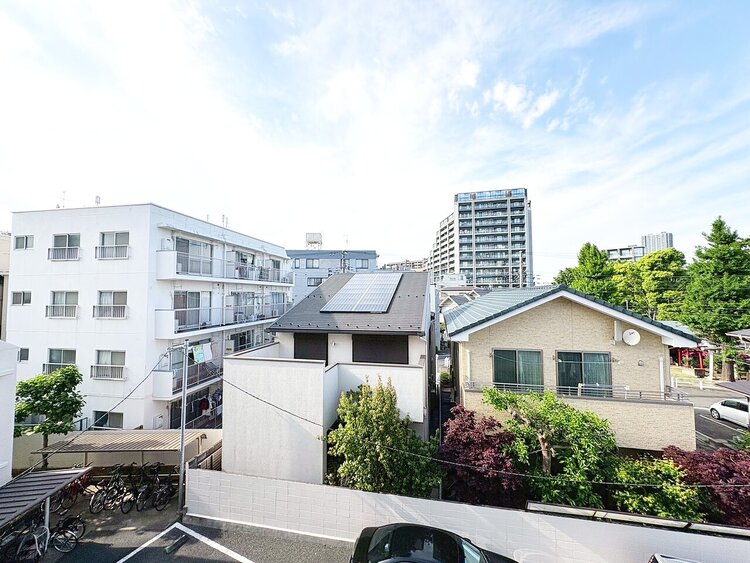 バルコニー 窓を開けると広がる青空。心をリフレッシュして日々を過ごしていきましょう。