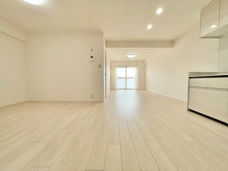 居間 忙しく過ぎゆく日常を置き去るほど、ゆったりした時間が流れるリビング。