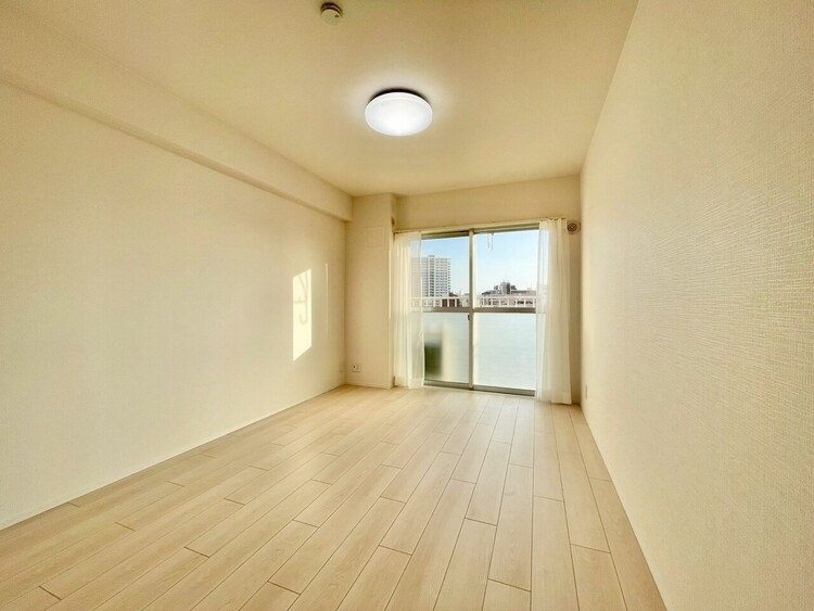 寝室 ベッドも十分に設置するスペースがあります。