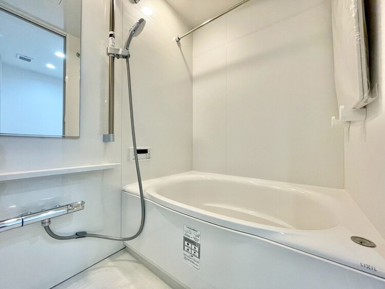風呂 一日の疲れを癒すバスルームは、心地よいリラックスを叶える清潔感溢れる空間です。