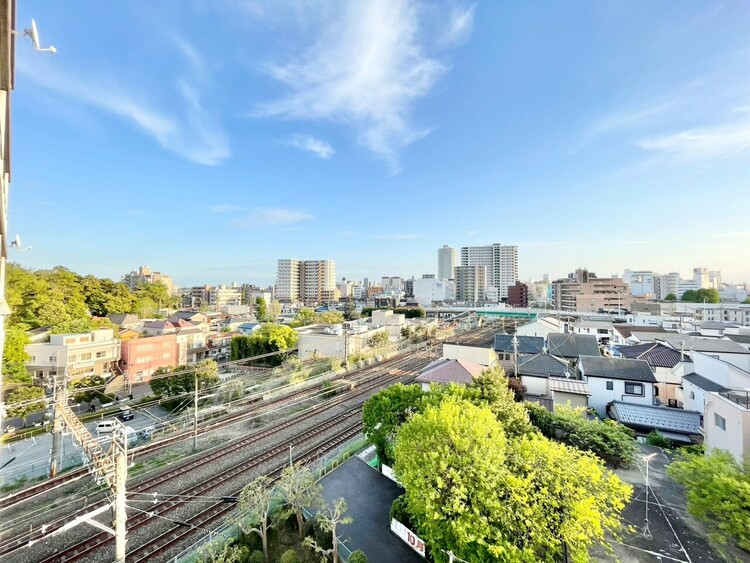 バルコニー 窓を開けると広がる青空。心をリフレッシュして日々を過ごしていきましょう。