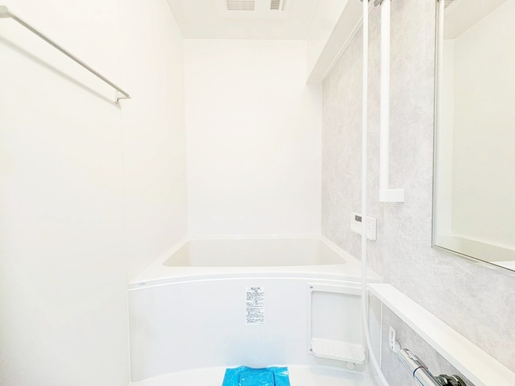 風呂 一日の疲れを癒すバスルームは、心地よいリラックスを叶える清潔感溢れる空間です。