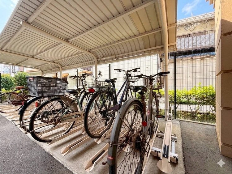 設備 きちんと整備された駐輪場。住む方の心遣いが感じられます。