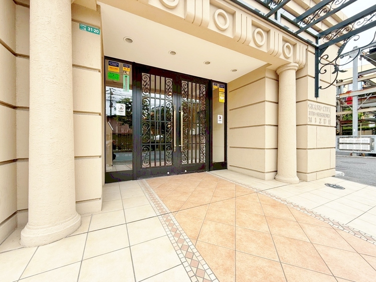 エントランス 外と内をつなぐエントランスは、まさに顔となる場所。