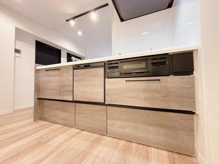 キッチン スマートな意匠と充実の機能を備えたキッチンが、暮らしにおいしい彩りを添えます。