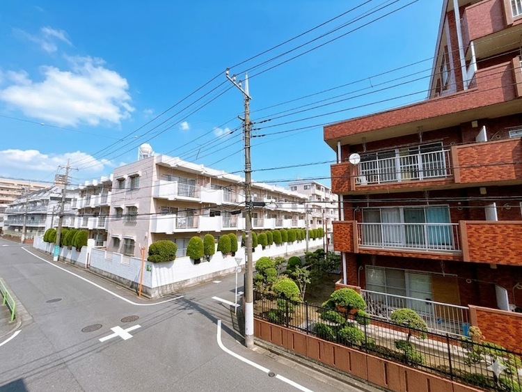 バルコニー 窓を開けると広がる青空。心をリフレッシュして日々を過ごしていきましょう。