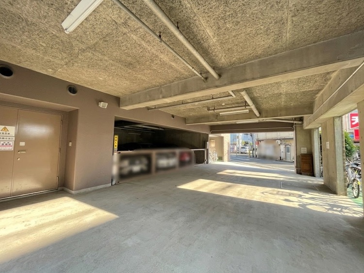 駐車場 本物件の駐車スペースです。車種制限のある場合もございますので、お気軽にお問い合わせくださいませ。